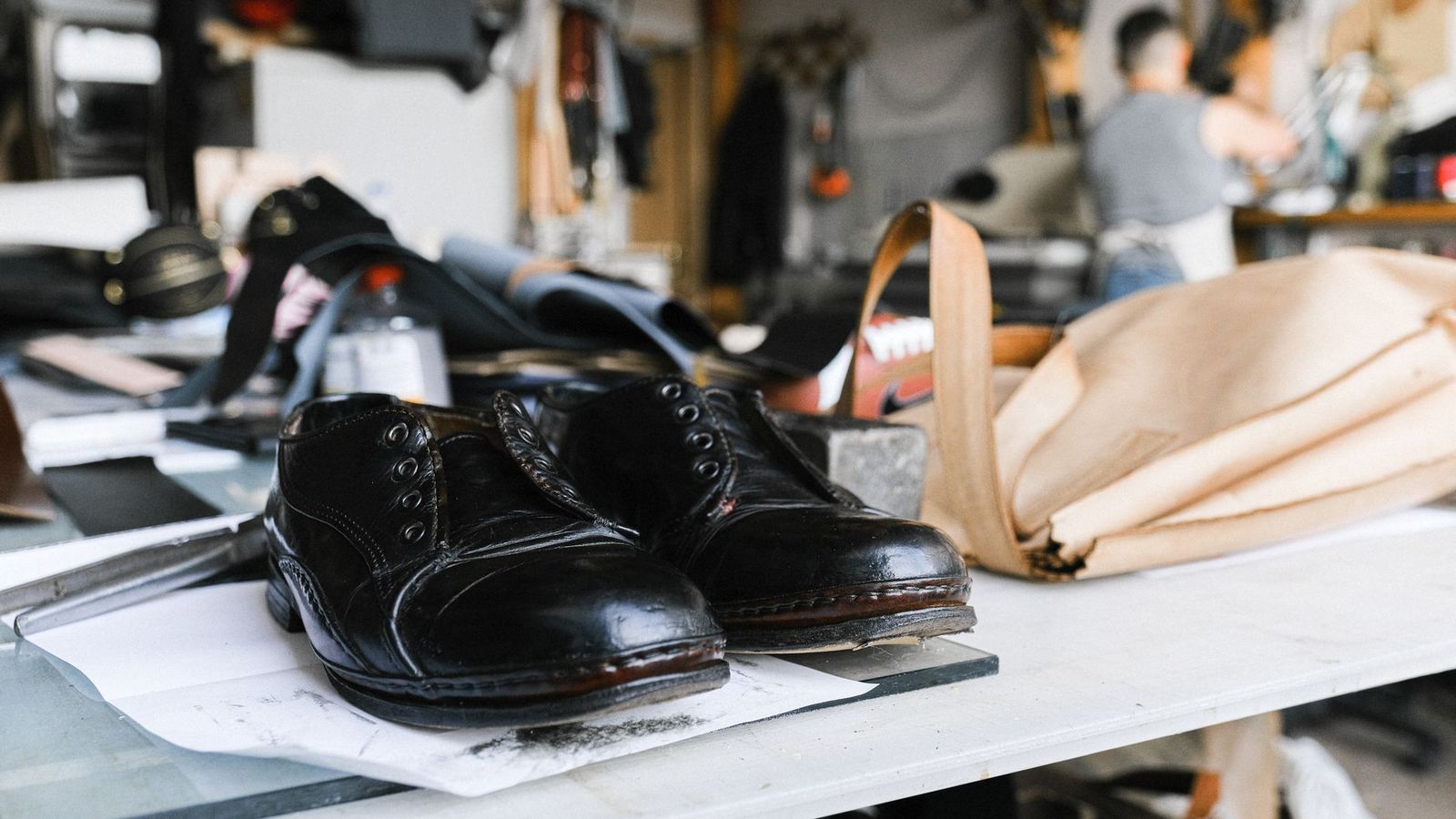 Le plan de travail d'un artisan du cuir