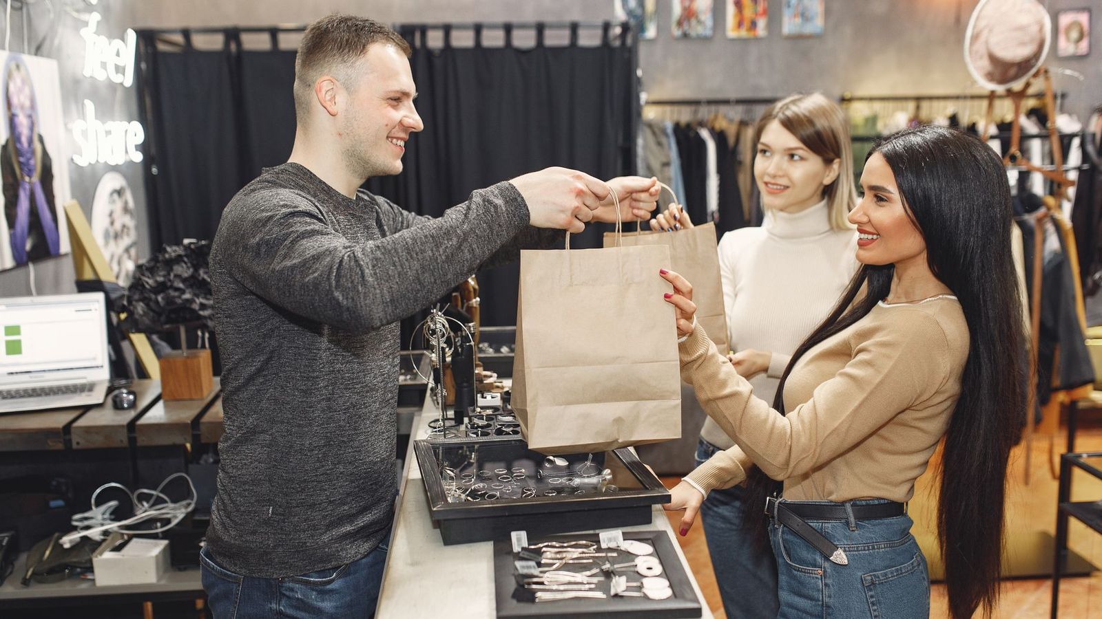 Un vendeur en boutique face à un client
