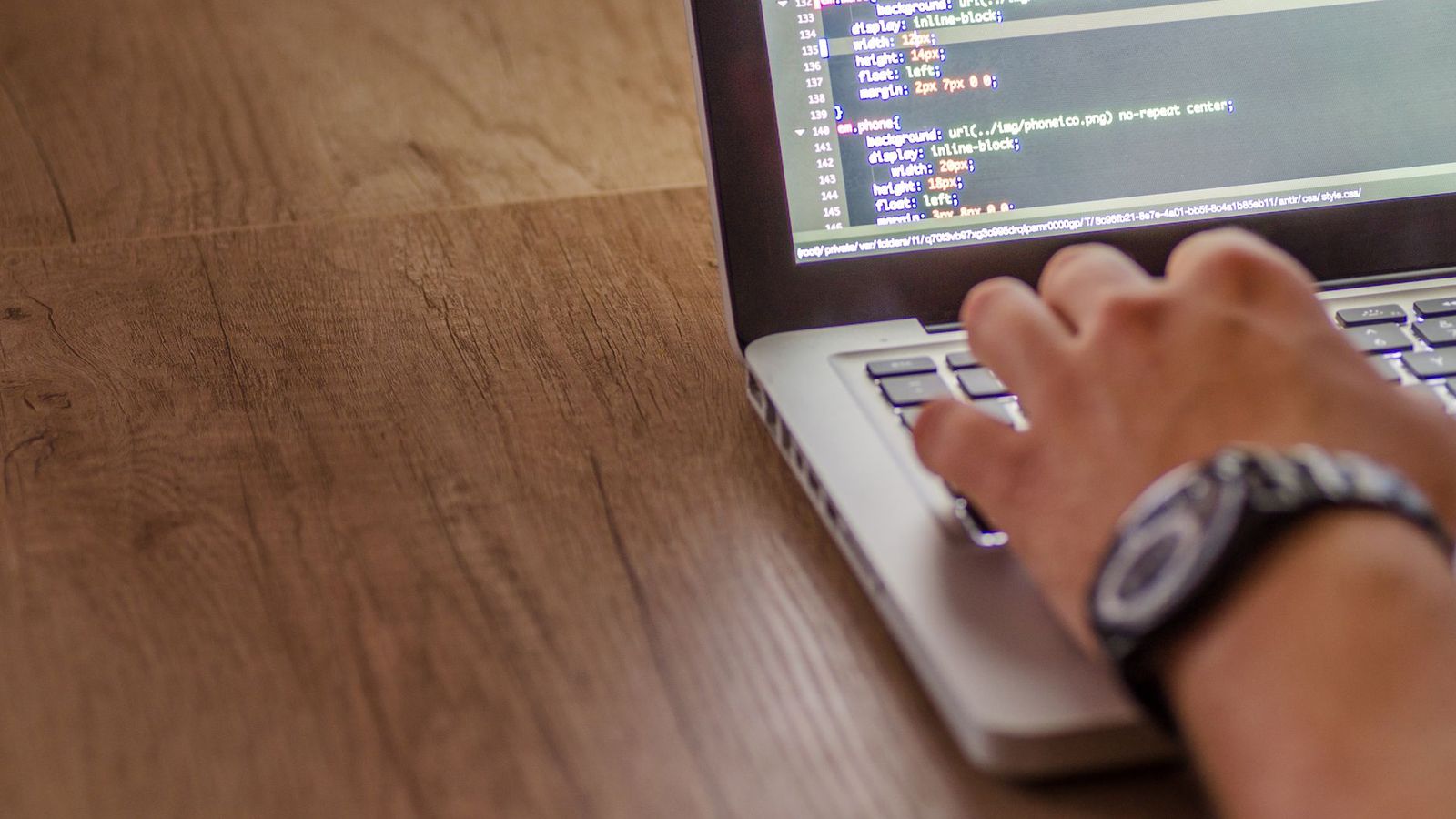 Du code affiché sur l'écran d'un développeur