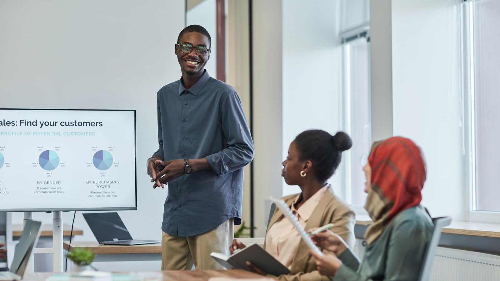 Une équipe marketing devant des tableaux de statistiques