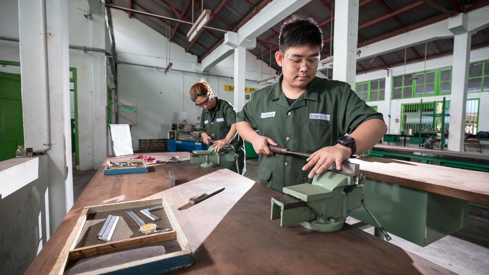 Deux personnes au travail dans un atelier technique