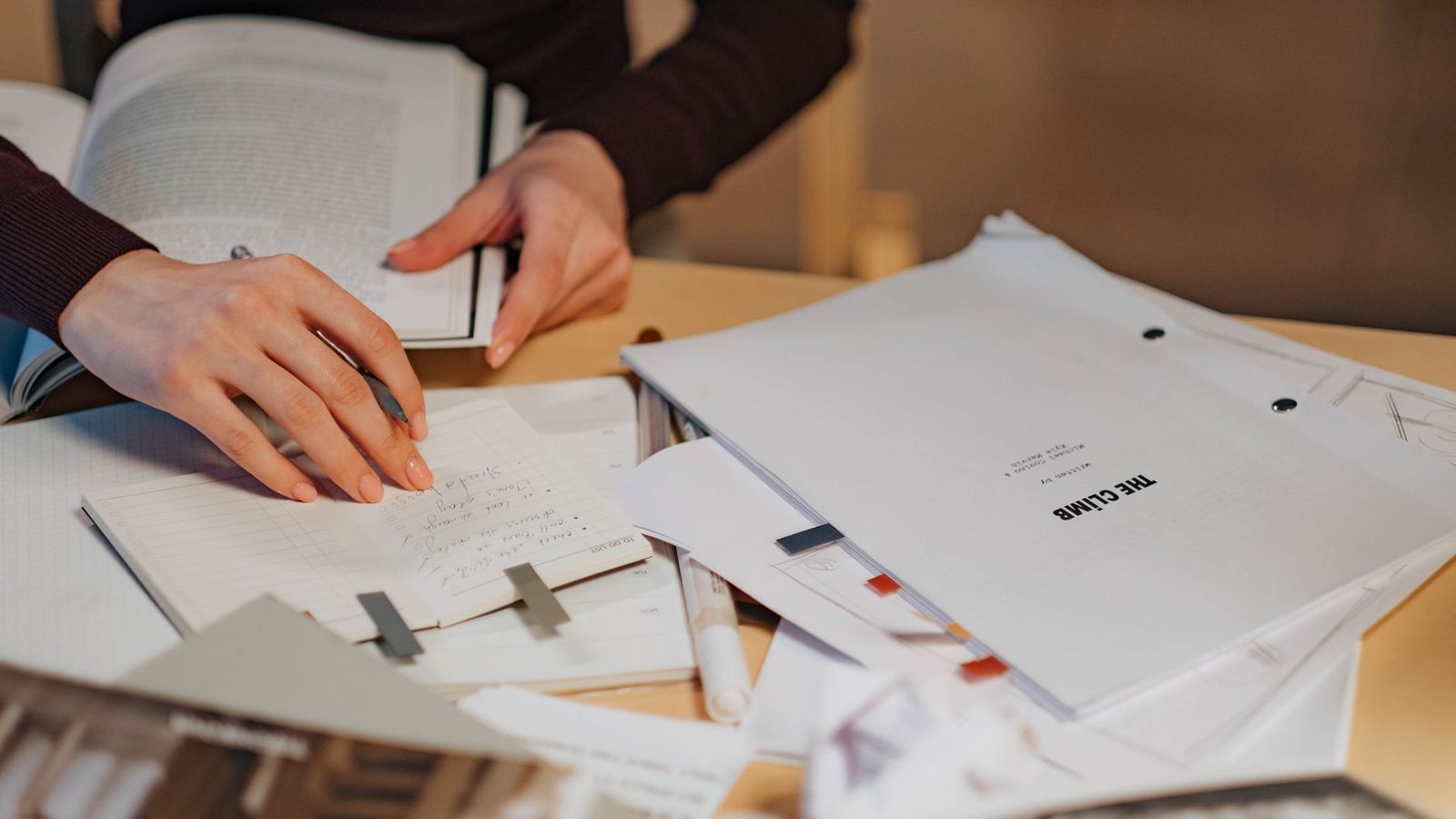 Prise de notes et lecture de documents avant de choisir une formation
